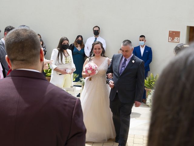La boda de Carlos y Luciana en La Riera De Gaia, Tarragona 18