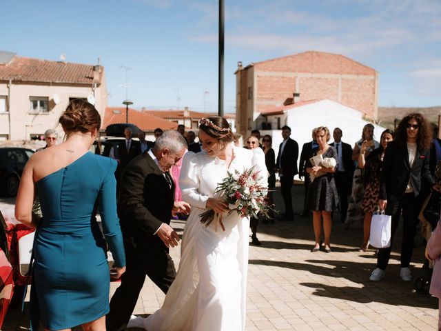 La boda de Hector y Esther en Villamayor De Monjardin, Navarra 21