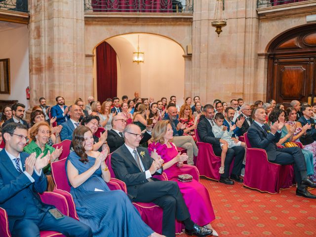 La boda de Juan Carlos y Eva en Oviedo, Asturias 32