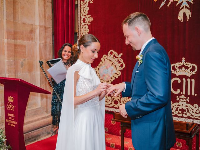 La boda de Juan Carlos y Eva en Oviedo, Asturias 37