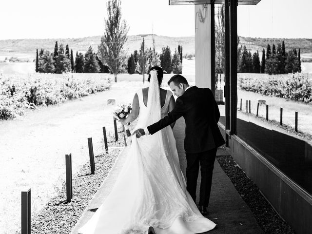 La boda de Víctor y Elena en Valoria La Buena, Valladolid 33