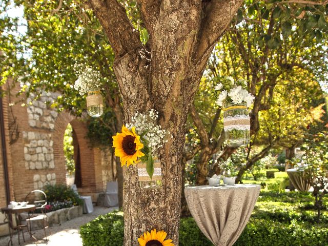 La boda de Jean Pierre y Rosalía en Chinchon, Madrid 23