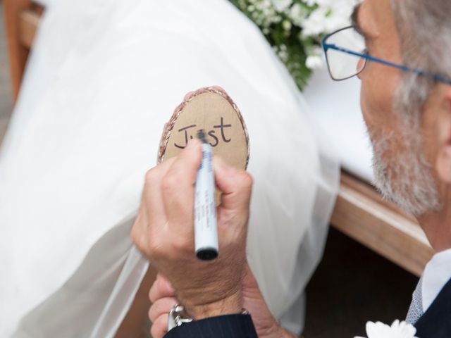 La boda de James y Isabel en Santiago De Compostela, A Coruña 23