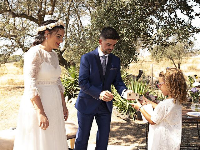 La boda de Alejandra y Ángel en La Roca De La Sierra, Badajoz 27