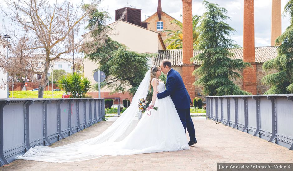 La boda de Jonathan y Rocío en Villafranca De Los Barros, Badajoz