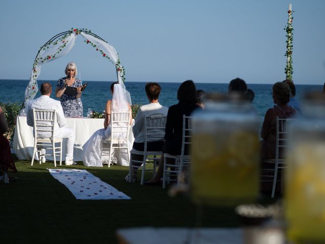 La boda de Víctor y Emese en Alacant/alicante, Alicante 17