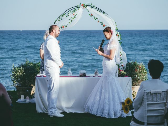 La boda de Víctor y Emese en Alacant/alicante, Alicante 19