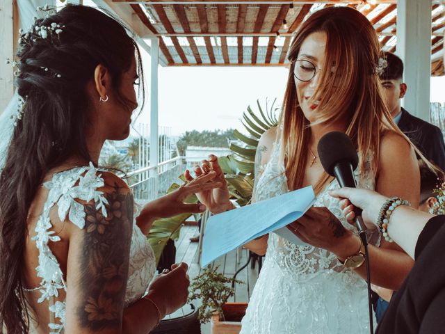 La boda de Vanesa y Mabel en La Pobla De Farnals, Valencia 11