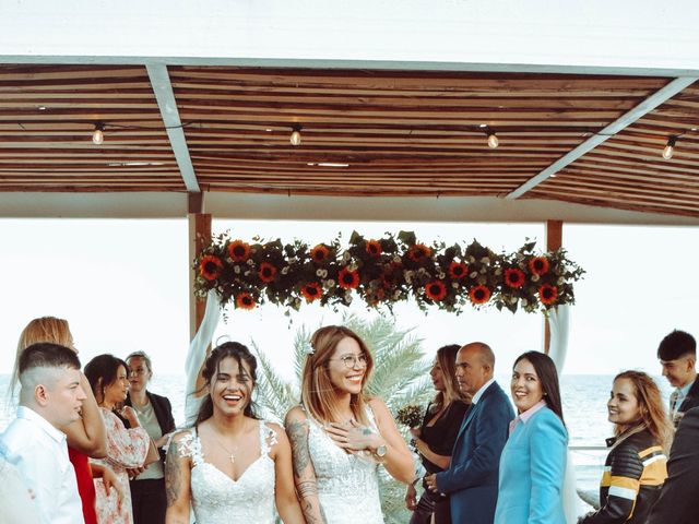 La boda de Vanesa y Mabel en La Pobla De Farnals, Valencia 15