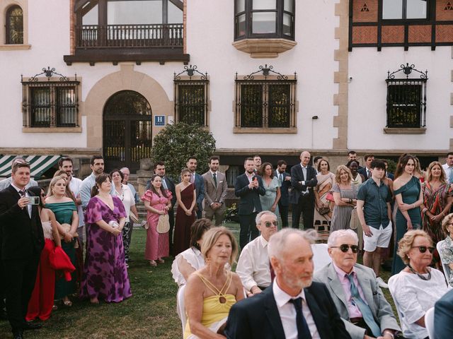 La boda de Borja y Elaia en Getxo, Vizcaya 42