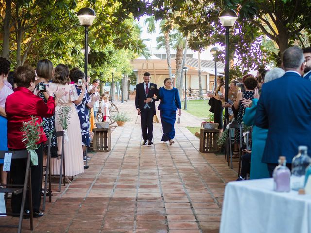 La boda de Carlos y Silvia en Castelló/castellón De La Plana, Castellón 25