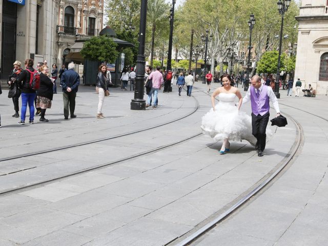 La boda de Javi y Libertad en Dos Hermanas, Sevilla 25