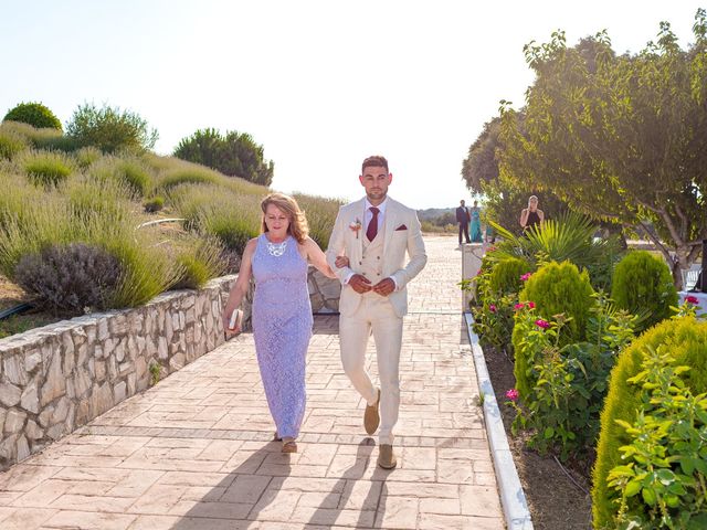 La boda de Agustín y Vicki en La Torre De Esteban Hambran, Toledo 30