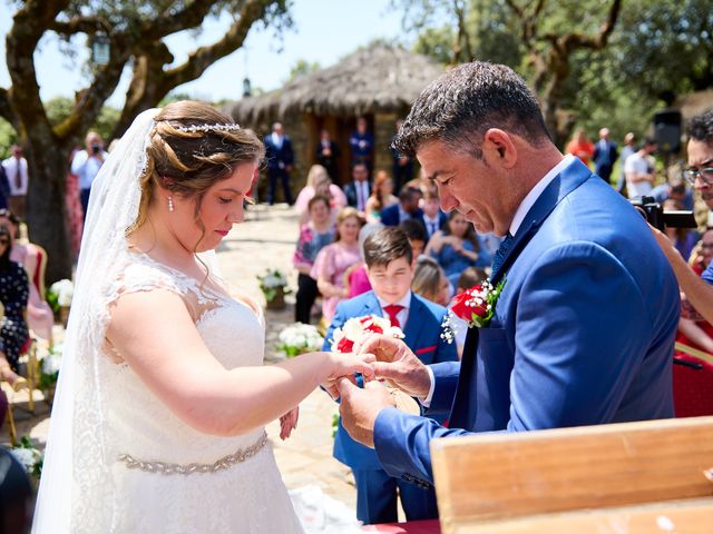 La boda de Guadalupe y Juan Manuel en Logrosan, Cáceres 38