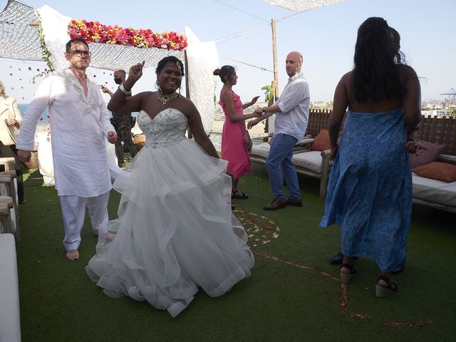 La boda de Lorenzo  y Sushila  en Valencia, Valencia 24