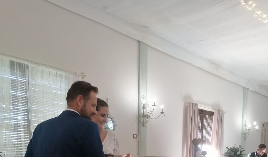 La boda de J. Lázaro y Elisabeth en Peñaflor, Sevilla