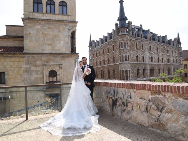 La boda de Manuel y Romina en León, León 41