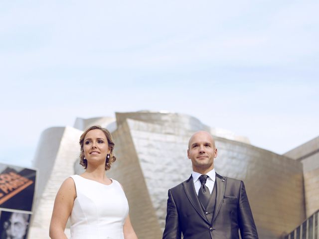 La boda de Ieltxu y Sara en Bilbao, Vizcaya 32