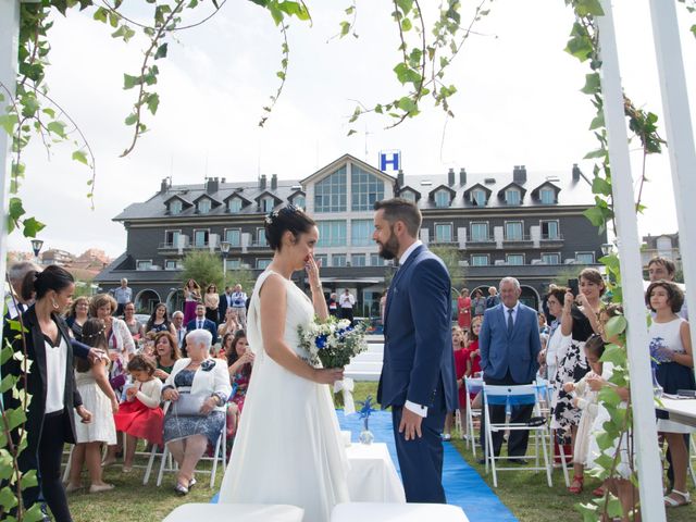 La boda de Juan y Lara en Mogro, Cantabria 27