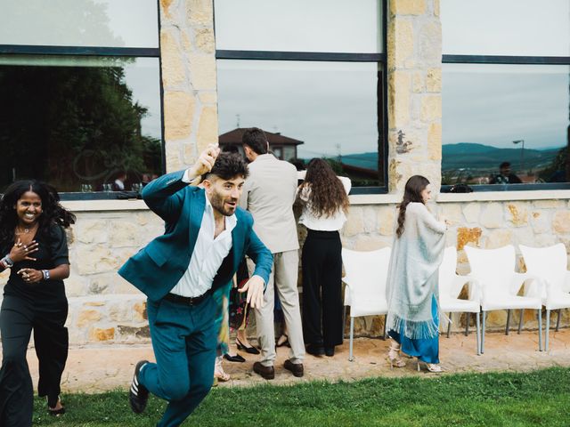 La boda de ITSASNE y VALENTINA en Sondika, Vizcaya 14