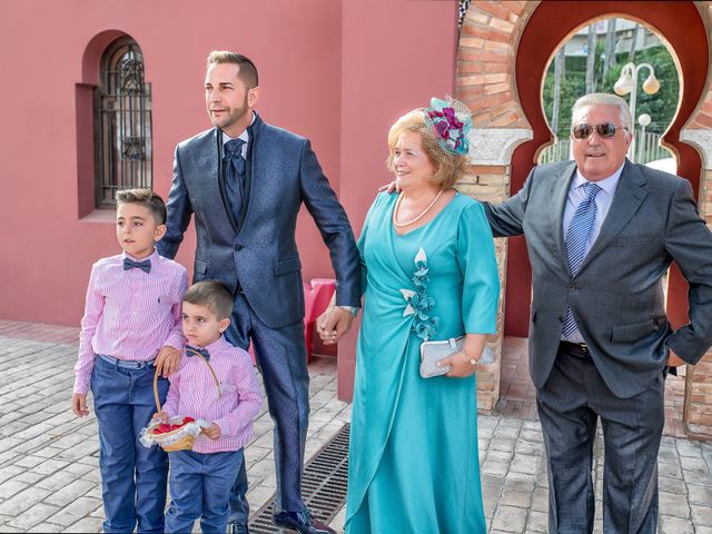 La boda de Juan Manuel y Davinia en Torremolinos, Málaga 11