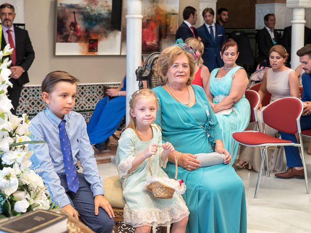 La boda de Juan Manuel y Davinia en Torremolinos, Málaga 33