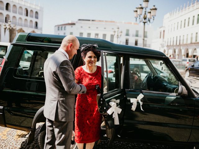 La boda de Carlos y Isabel en Torreperogil, Jaén 60