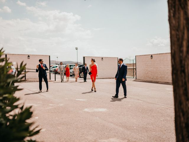 La boda de Carlos y Isabel en Torreperogil, Jaén 102