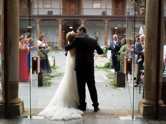 La boda de Gianlluca y Irene en Oviedo, Asturias 25