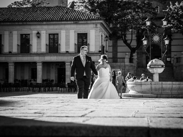 La boda de Santiago y Cristina en Brunete, Madrid 77