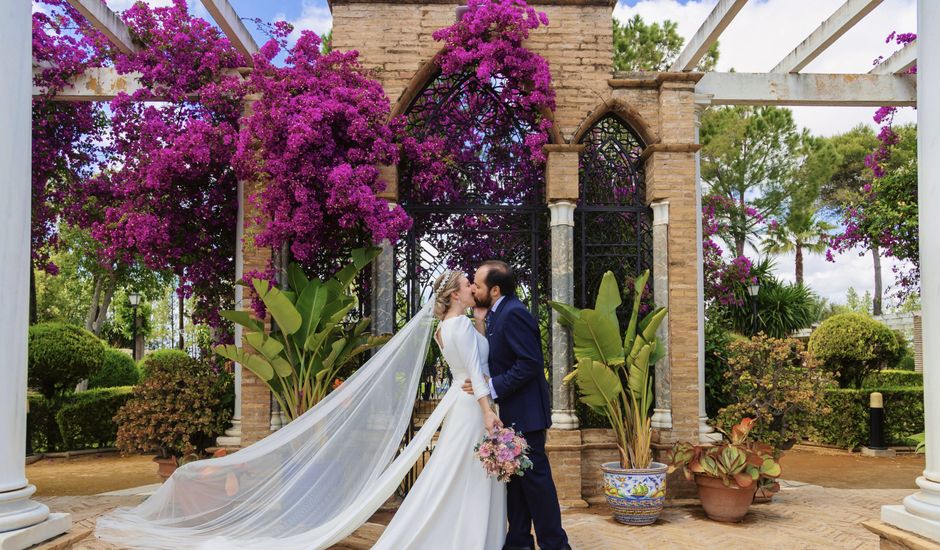 La boda de Apoli y Carmen en Sevilla, Sevilla