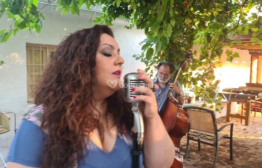 Elyssa Her Vocalista