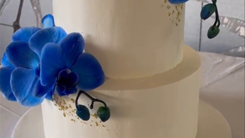 Tarta con orquídeas azules 