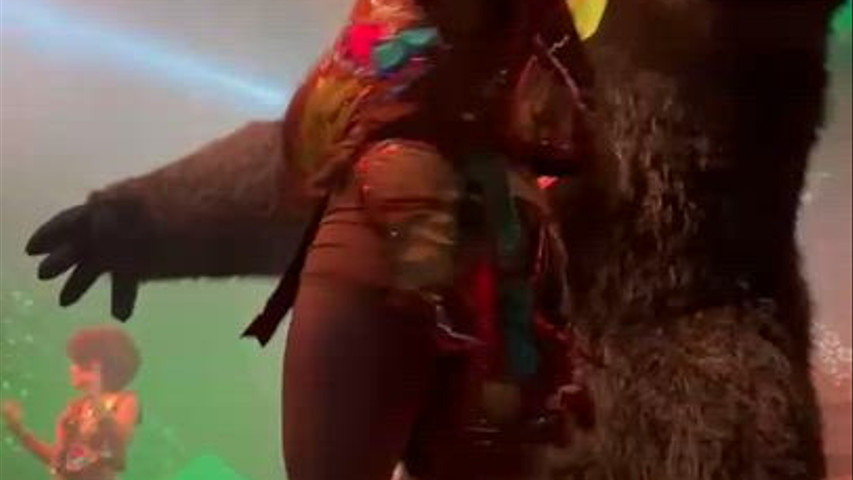  CUANDO CREÍAS QUE LA FIESTA NO PODÍA SUBIR MÁS… APARECE ÉL.
