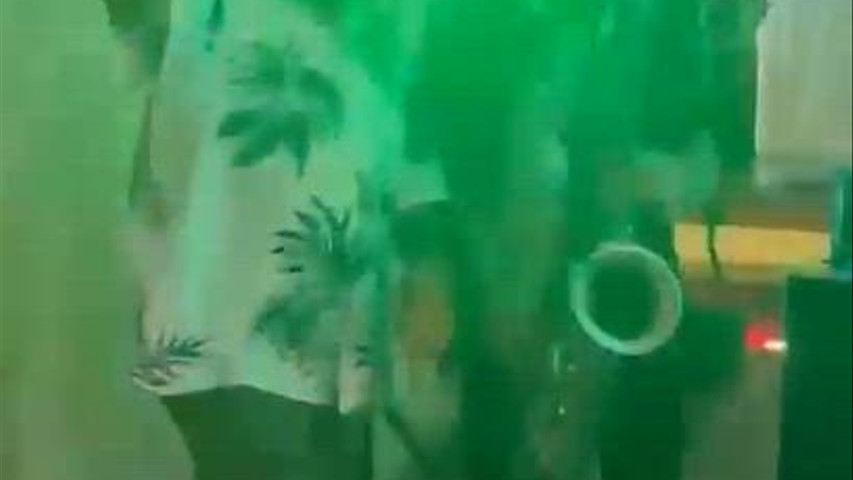  CUANDO EL DJ Y EL SAXO CONECTAN… LA FIESTA CAMBIA.