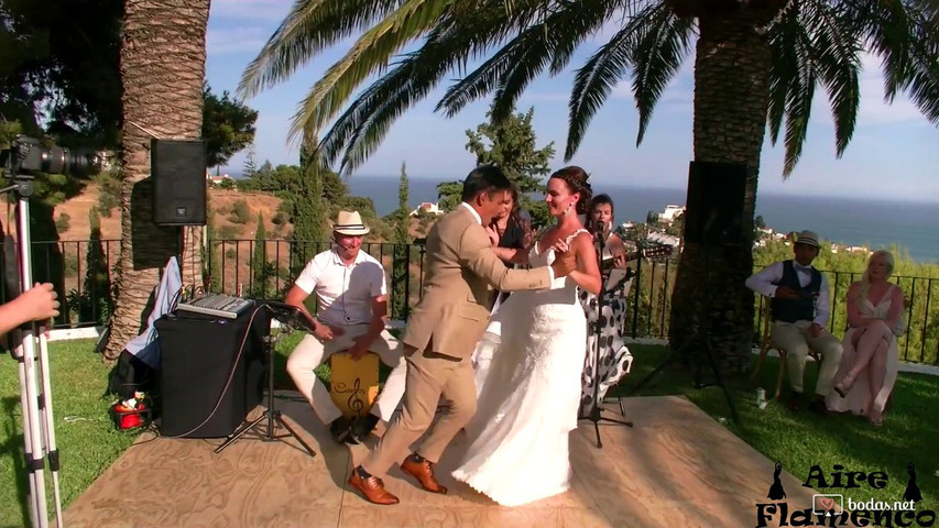 Novios bailan  fin de fiesta