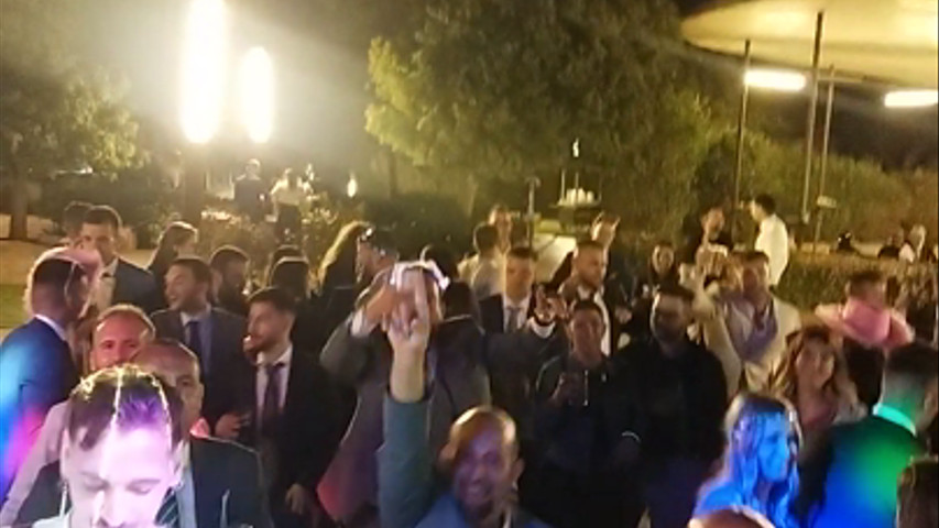 Pista llena en boda nocturna