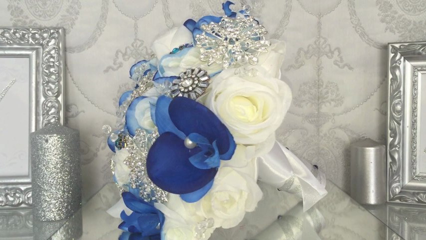 Ramo de broches blanco y azul