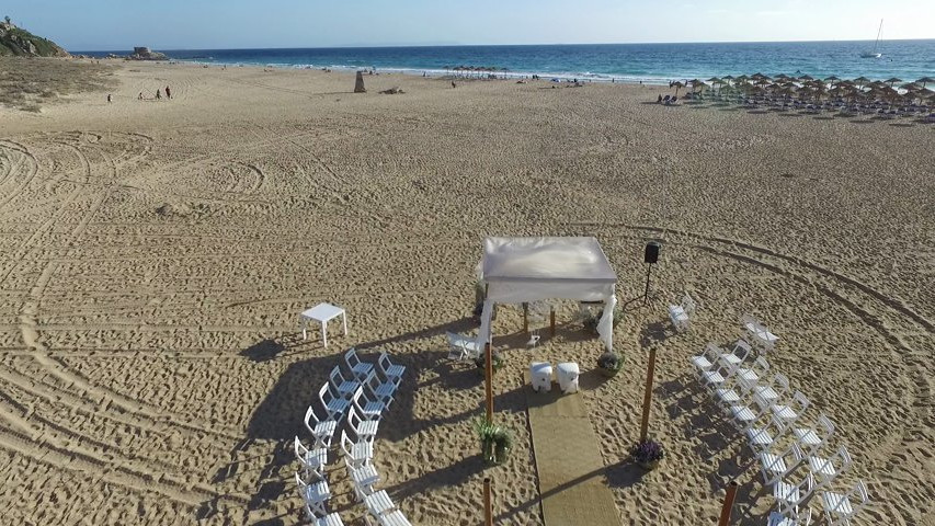 Aperitivo y ceremonia en la playa