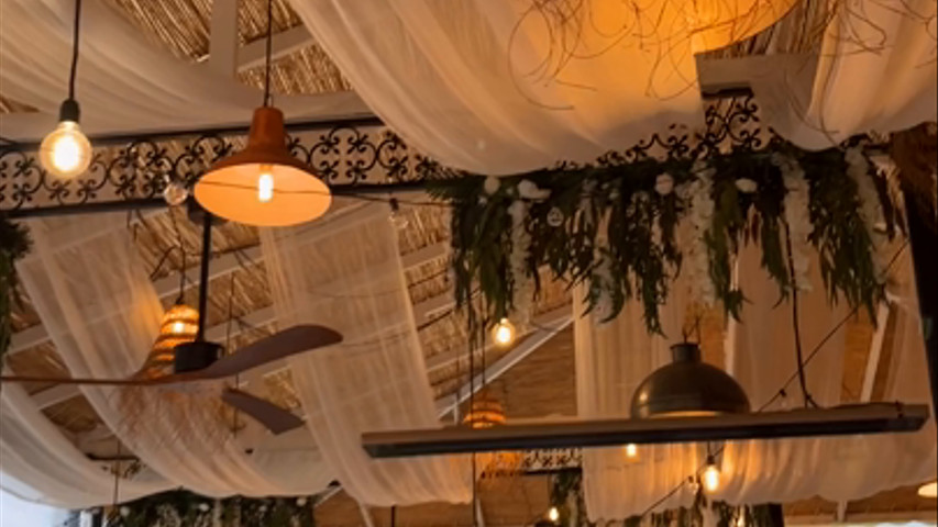 Drapeado de telas, arreglos florales e iluminación