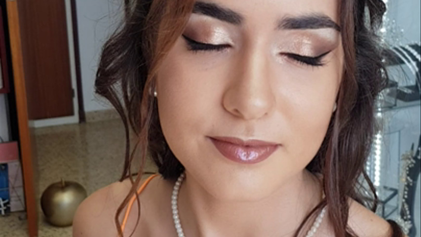 Maquillaje y peinado para una belleza 