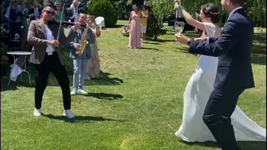 Ingreso de recién casado al cóctel