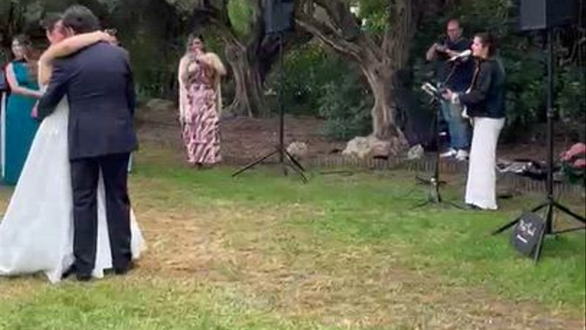 Momento emotivo con los novios
