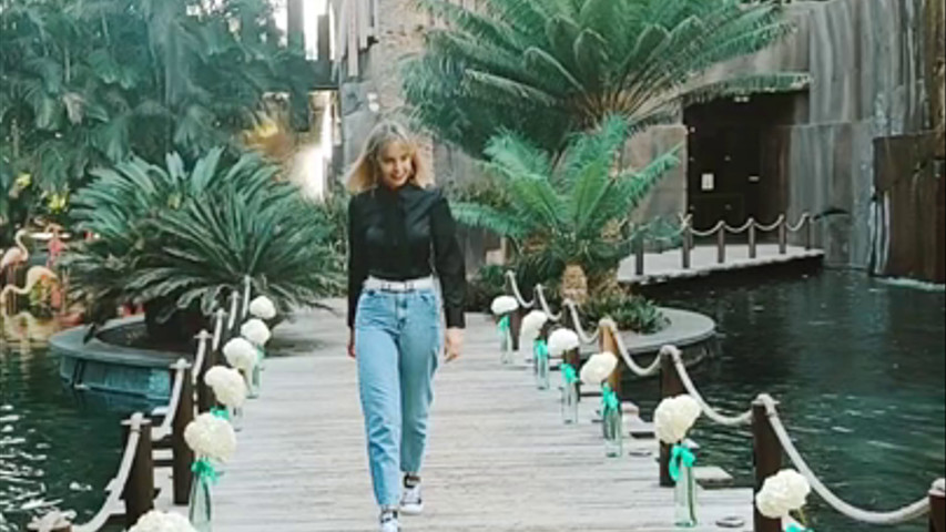 Modelando por el puente decorado para la boda