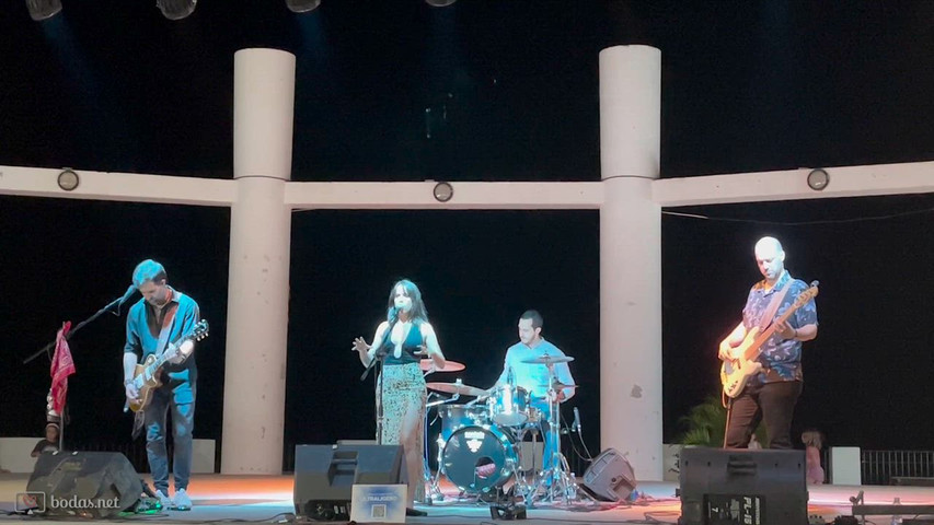 Pop rock en directo en un escenario al aire libre