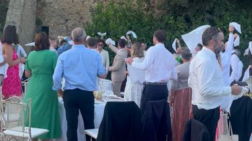 Entrada de novios a la zona de banquete