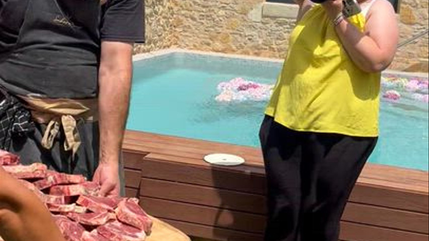 El equipo enseñando el chuletón previo a su elaboración 