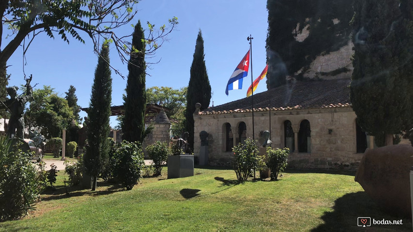 Jardines de la entrada principal