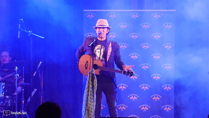 MIKELE con su bandarra