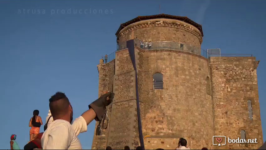 Entrega de alianzas con aves